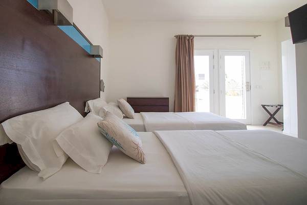 Doppelzimmer im Hotel Dunas De Sal mit zwei Betten und weißen Laken.