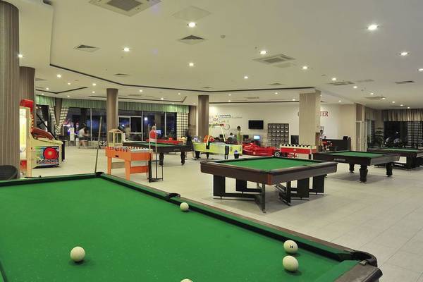 Spielzimmer im Cenger Beach Resort & Spa mit Billardtischen und Spielkonsolen.