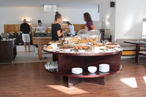 Frühstücksbuffet im Dunas De Sal Hotel mit verschiedenen Gebäcksorten und Speisen.
