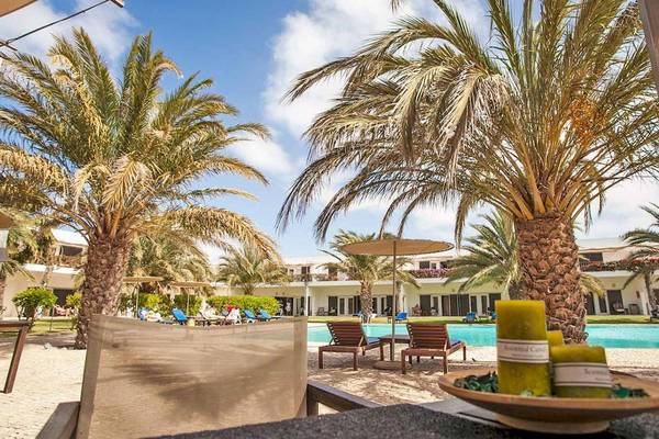 Außenbereich des Dunas De Sal Hotels mit Blick auf den Pool und Palmen