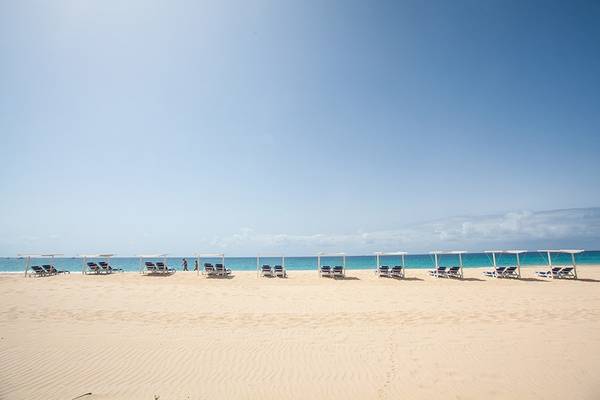 Strand mit Liegen und Sonnenschirmen am Dunas De Sal Hotel