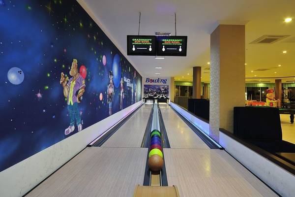 Bowlingbahn im Cenger Beach Resort & Spa mit bunten Bowlingkugeln und Galaxie-Wanddesign.