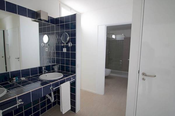 Badezimmer im Dunas De Sal Hotel mit blauen Fliesen und offenem Badezimmer