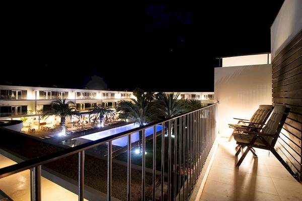 Nachtansicht der Terrasse im Dunas De Sal Hotel mit Swimmingpool und Loungestühlen