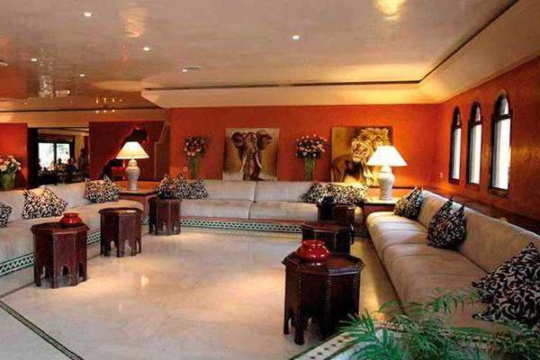 Lobby des Royal Decameron Issil Resorts mit großen Sofas, Tischlampen und Wanddekorationen.