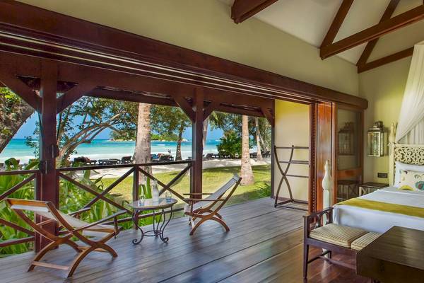 Ein Schlafzimmer im Paradise Sun Hotel mit Blick auf die Terrasse und das Meer.