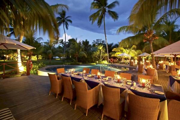 Gartentisch mit Kerzen im Paradise Sun Hotel