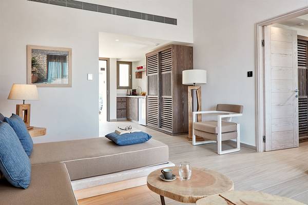 Wohnbereich des Mare Ayia Napa Hotels mit modernem Interieur und hellem Holzboden.
