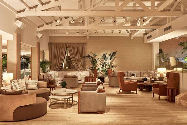 Innenansicht des Mare Ayia Napa Hotels mit vielen Sofas, Tischen, Lampen und Pflanzen.