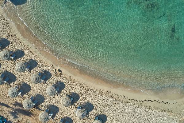 Luftaufnahme des Mare Ayia Napa Strandes mit Sonnenschirmen und Strandliegen