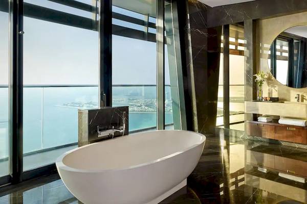 Luxuriöses Badezimmer im Grand Hyatt Abu Dhabi Hotel mit Badewanne und Ausblick auf das Meer.