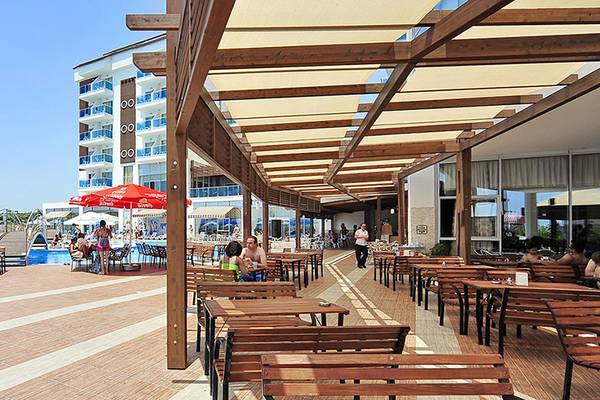 Terrasse des Cenger Beach Resort & Spa mit Swimmingpool im Hintergrund