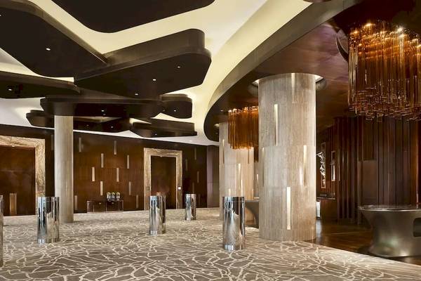 Lobby des Grand Hyatt Abu Dhabi Hotel mit hohen Säulen und Kronleuchtern
