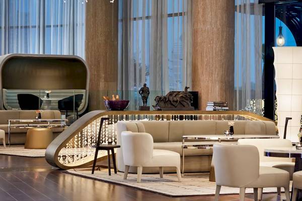 Inneneinrichtung des Grand Hyatt Abu Dhabi Hotel mit modernem Design, hellen Möbeln und großen Fenstern.