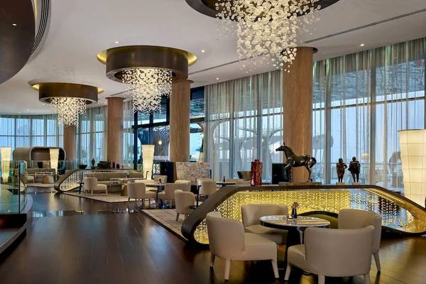 Innenbereich des Grand Hyatt Abu Dhabi Hotel mit moderner Einrichtung, großen Fenstern und eleganten Möbeln.