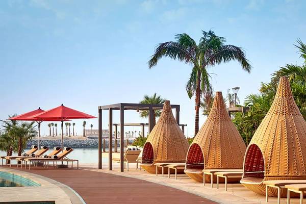 Poolseite im Grand Hyatt Abu Dhabi Hotel mit Loungebereich und Sonnenschirmen
