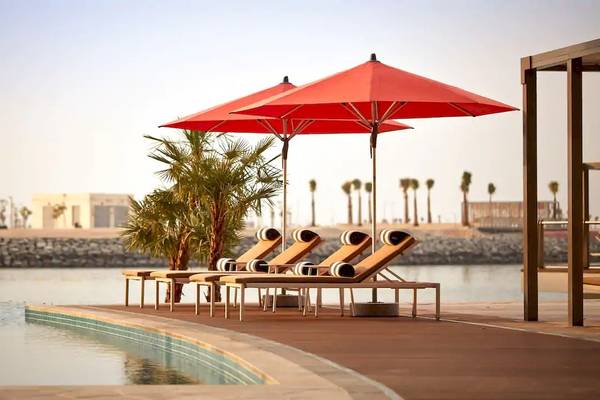 Lounger am Pool des Grand Hyatt Abu Dhabi Hotel & Residences Emirates Pearl