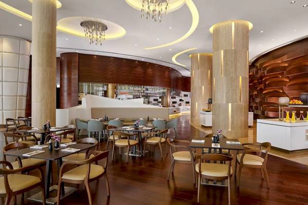 Innenbereich des Grand Hyatt Abu Dhabi Hotel mit modernen Möbeln, Holzwänden und einer gepflegten Atmosphäre.