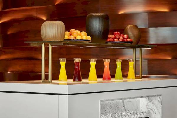 Cocktailbar im Grand Hyatt Abu Dhabi Hotel mit verschiedenen Getränken und Früchten.