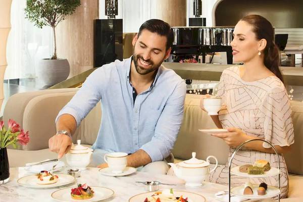 Paar genießt Teezeit im Grand Hyatt Abu Dhabi Hotel & Residences Emirates Pearl