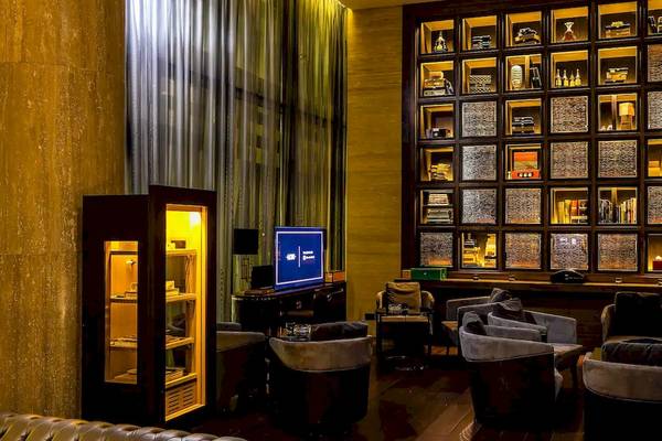 Innenansicht des Grand Hyatt Abu Dhabi Hotel mit Möbeln, Bücherregalen und Fernseher.