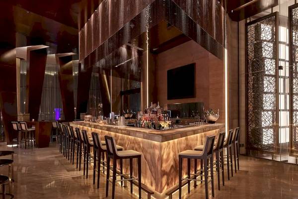 Die Bar im Grand Hyatt Abu Dhabi Hotel mit Marmortheke und modernem Design.