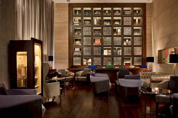 Lobby des Grand Hyatt Abu Dhabi Hotel mit Möbeln, Tischen und einer großen Wand mit Vitrinen