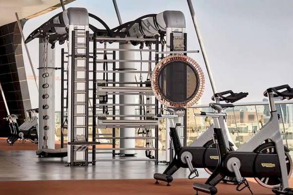 Fitnessstudio im Grand Hyatt Abu Dhabi Hotel mit Spinnrädern und Kraftgeräten.