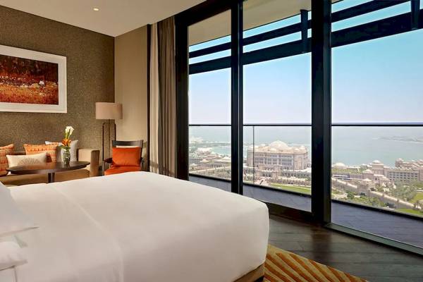 Suite im Grand Hyatt Abu Dhabi Hotel mit Blick auf das Meer und die Stadt.