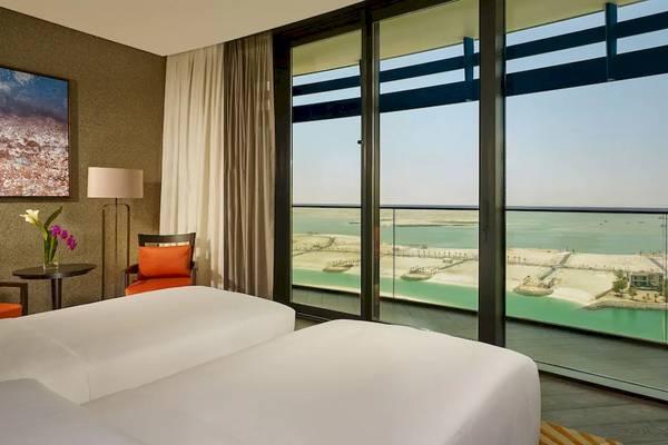 Doppelbett-Zimmer im Grand Hyatt Abu Dhabi Hotel mit Blick auf das Meer