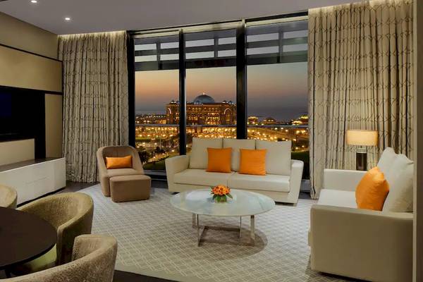 Wohnzimmer des Grand Hyatt Abu Dhabi Hotel mit Aussicht auf die Stadt.