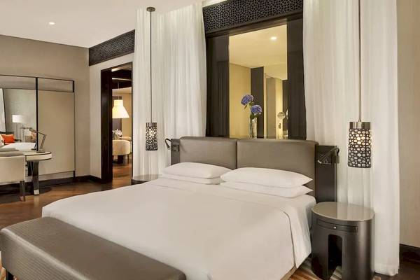 Schlafzimmer im Grand Hyatt Abu Dhabi Hotel mit großem Bett und eleganter Einrichtung.