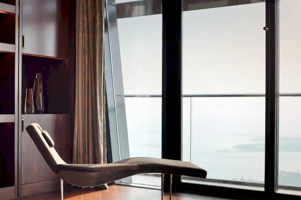Aussicht von einem Zimmer im Grand Hyatt Abu Dhabi Hotel mit einem eleganten Sessel und einer Aussicht auf das Meer.