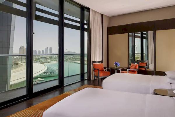 Zimmer im Grand Hyatt Abu Dhabi Hotel mit Blick auf die Stadt und das Wasser.