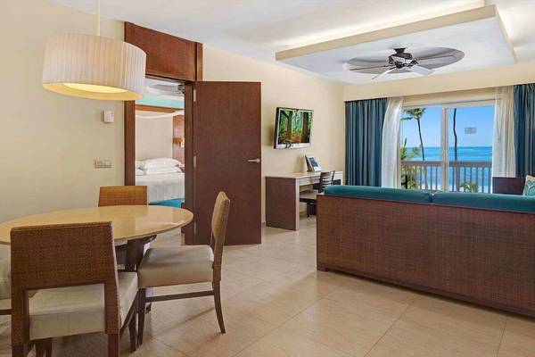 Suite-Wohnzimmer im Barcelo Bavaro Beach Hotel mit Blick auf den Ozean.