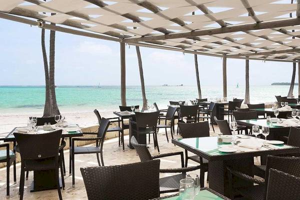 Restaurantterrasse des Barcelo Bavaro Beach Hotels mit Blick auf den Strand und das Meer.
