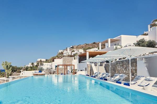 Außenpool und Loungebereich der Katikies Villas Mykonos mit Blick auf das Meer