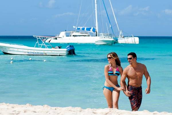 Paar am Strand vor Schiffen im Hintergrund, Barcelo Bavaro Beach