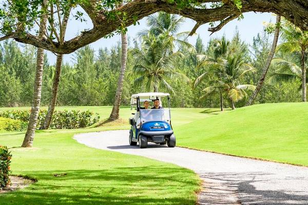 Golfwagen auf dem grünen Golfplatz des Barcelo Bavaro Beach Hotels.