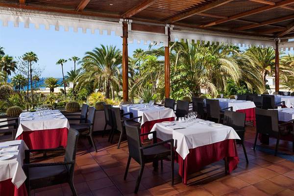 Außenbereich des Restaurants Paradisus by Melia Gran Canaria mit Blick auf das Meer und Palmen