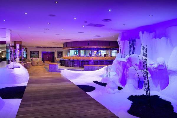Innenbereich des Paradisus by Melia Gran Canaria Hotel mit Eisskulpturen und lila Beleuchtung.