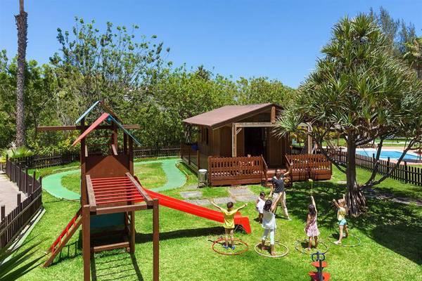 Kinder spielen auf einem Spielplatz mit Rutsche und Spielgeräten im Paradisus by Melia Gran Canaria