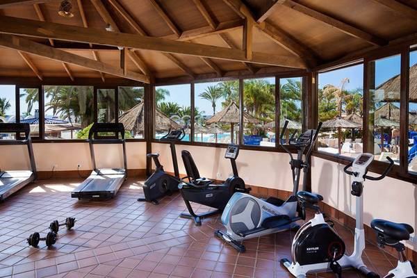 Fitnessstudio im Paradisus by Melia Gran Canaria mit Blick auf den Pool