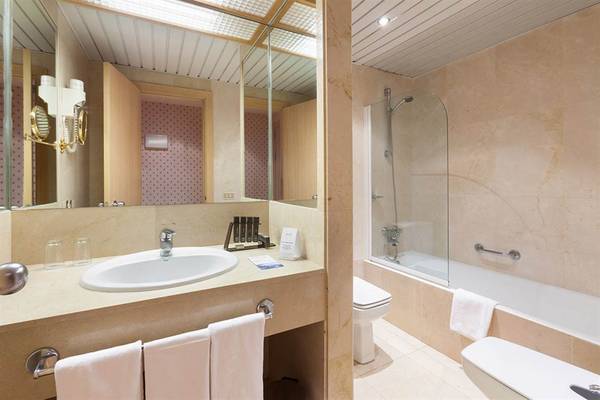 Badezimmer im Paradisus by Melia Gran Canaria Hotel mit Waschbecken, Spiegel und Badewanne