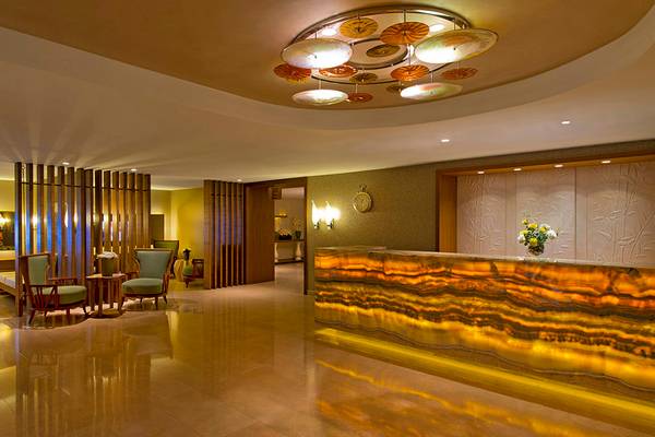 Empfangsbereich des Titanic Deluxe Lara Hotels mit Empfangstresen und Sitzen.