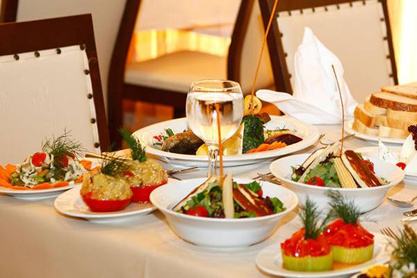 Eine Mahlzeit im Cenger Beach Resort & Spa mit verschiedenen Gerichten und Getränken auf einem gedeckten Tisch.