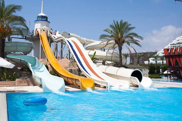Wasserrutschen im Titanic Deluxe Lara Hotel mit mehreren Rutschen und Besuchern
