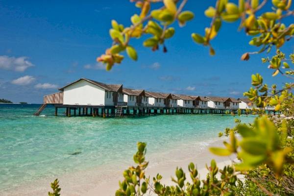 Reihe von Wasserbungalows am Reethi Beach Resort