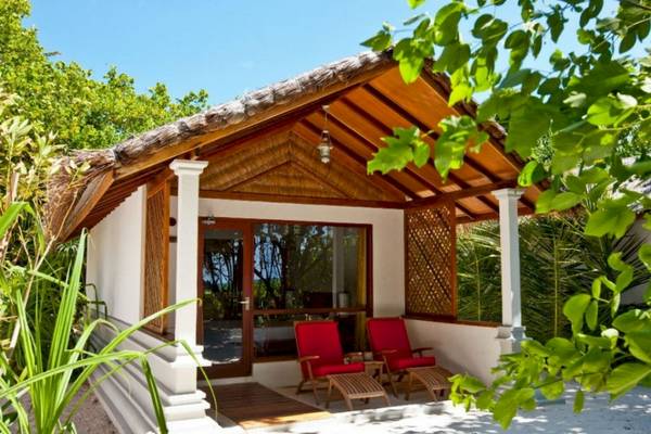 Reethi Beach Resort kleines Haus mit roter Sitzgelegenheit vor der Tür