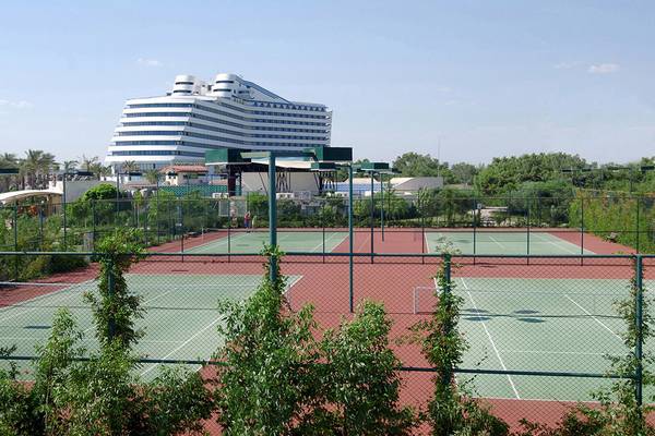 Tennisplätze vor dem Titanic Deluxe Lara Hotel im Freien